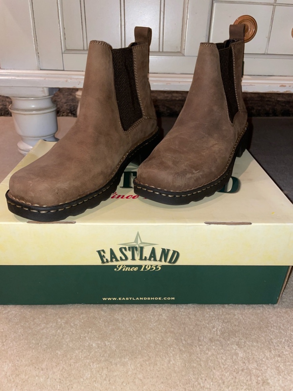 NIB Eastland Chestnut Brown Leather Chelsea ‘Mustang’ Booties